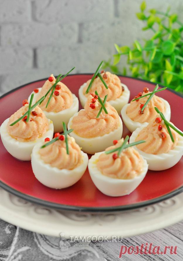 Яйца, фаршированные колбасой и сыром — рецепт с фото пошагово