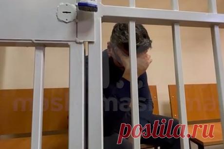 Пасынка Стаса Намина отправили в СИЗО на два месяца за расправу над родными. Истринский городской суд арестовал 39-летнего жителя Москвы, обвиняемого в двойной расправе. Задержанный пробудет под стражей до 18 декабря. Его обвиняют по пункту «а» части 2 статьи 105 УК РФ. Речь идет о пасынке основателя группы «Парк Горького» Стаса Намина, Романе Микояне — его подозревают в двойной расправе.