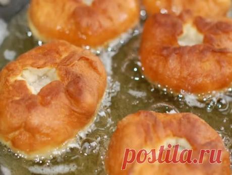 Тесто для беляшей

Совершенно замечательное тесто для беляшей и прочих жареных пирожков. Нежное, хрустящее, эластичное. Прекрасно защипывается, при жарке не рвется и не расклеивается.

200 мл молока
7 г сухих дрожжей
1 яйцо
1-2 ст. ложки сахара (для беляшей достаточно 1 ложки)
1 ч. ложка соли
6 ст. ложек растительного масла
400-500 г муки

В подогретом молоке растворить дрожжи и сахар, подождать, пока появится "шапочка". Добавить слегка взболтанное яйцо. Эту смесь вылить в...