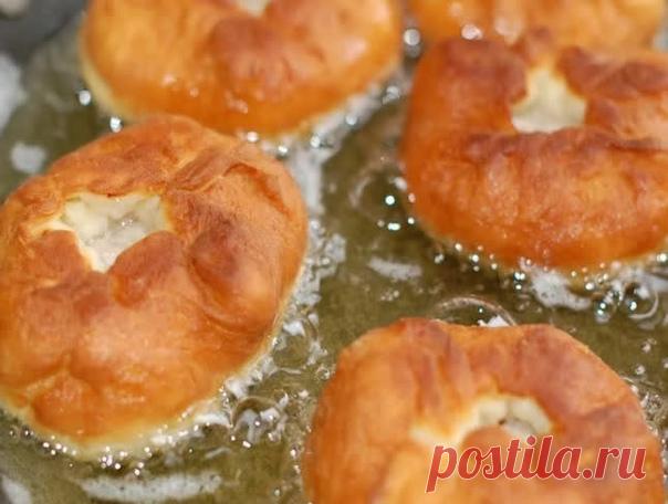 Тесто для беляшей

Совершенно замечательное тесто для беляшей и прочих жареных пирожков. Нежное, хрустящее, эластичное. Прекрасно защипывается, при жарке не рвется и не расклеивается.

200 мл молока
7 г сухих дрожжей
1 яйцо
1-2 ст. ложки сахара (для беляшей достаточно 1 ложки)
1 ч. ложка соли
6 ст. ложек растительного масла
400-500 г муки

В подогретом молоке растворить дрожжи и сахар, подождать, пока появится 