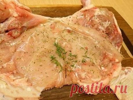 Праздничная фаршированная курица без костей

Ингредиенты:

- 1 курица 
- 1/2 стакана риса
- 300 г фарша 
- 1 лук 
- 1 баночка грибов
- 2 столовые ложки растительного масла
- 1 столовая ложка майонеза
- соль
- перец
- специи

Приготовление:

Курицу разделать, удалив из нее каркас.
От грудинки отрезать небольшие полоски мяса и положить их в месте соединения куриных ножек с грудинкой, где останется только кожа.

Это делается для того, чтобы мясо было равномерно распределено п...