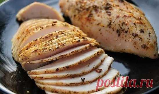 ПАСТРОМА ИЗ КУРИНОЙ ГРУДКИ 
ИНГРЕДИЕНТЫ:
● грудка индейки или 2 куриные грудки
● 1 стакан воды + 1 ст. ложка соли.
● 5-6 долек чеснока
● смесь перцев
● Оливковое масло
ПРИГОТОВЛЕНИЕ:
В глубокую чашку насыпать соль и залить водой, размешать. Погрузить грудку индейки весом примерно 1 кг /или 2 куриные грудки/ на 2 часа. Затем вынуть из рассола и немного обсушить на бумажной салфетке. Противень застелить фольгой , выложить на него грудки, нашпиговать дольками чеснока, обмазать смесью масла и перц