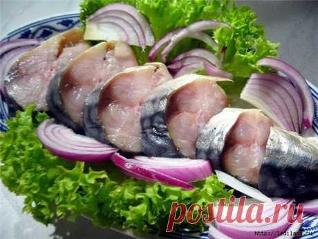 Маринуем скумбрию 
Можно мариновать разную рыбку, но скумбрия получается лучше всех.

Берём 3 штучки скумбрии мороженой, моем,чистим и режем на вот такиекусочки. Главное в этом деле, не дать рыбке РАЗМОРОЗИТСЯ, все ман…
