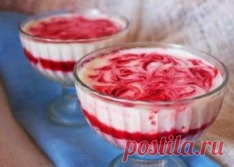 ТОП-9 ВКУСНОГО, ЯРКОГО И АППЕТИТНОГО ЖЕЛЕ  
1. ЖЕЛЕ БЕЛО-РОЗОВОЕ
Ингредиенты:
● 250 мл клубничного сиропа (компота, сока)
● 250 мл молока
● 20 г желатина
● сахар по вкусу
Приготовление: 
1 Желатин замочить в 200 мл холодной кипяченой воды и оставить на то время, которое указано на упаковке.
2 Затем желатин довести до кипения, но не кипятить.
3 В клубничный сироп добавить половину желатина, перемешать.
4 В молоко можно добавить сахар по вкусу (я в молоко сахар не добавляла, так как клубничны