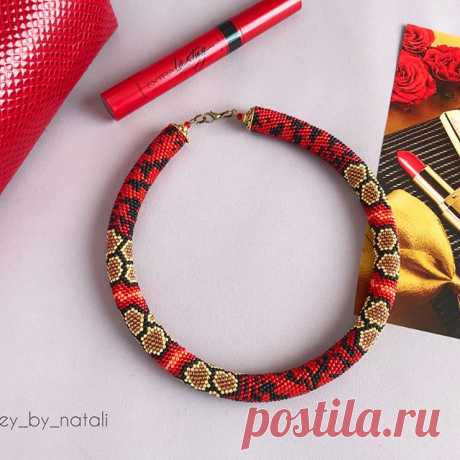 Добрый день!
Как и обещала, показываю новиночку.
❤️❤️❤️«Огнедышащий дракон»❤️❤️❤️
Колье связано из бисера с серебряной серединкой и из золотого бисера с особо стойким покрытием, что создает эффект золотых драконьих чешуек.
...
Японский бисер, металлофурнитура. Связано по авторской схеме Елены Пегасовой @solardream_crochet
...
✅ В наличии.
✅ Стоимость 2500 руб.
✅ Возможно изготовление в другом цвете.
#jewelry_by_natali_в_наличии