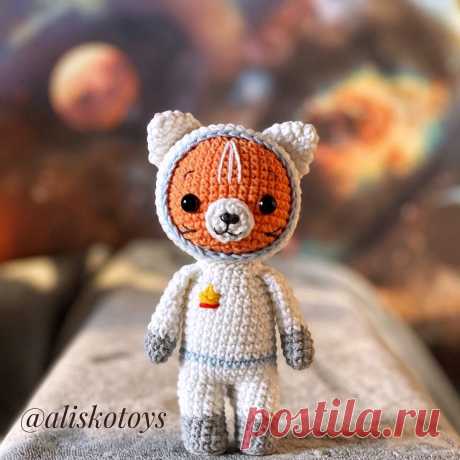 PDF Котик Космонавт крючком. FREE crochet pattern; Аmigurumi animal patterns. Амигуруми схемы и описания на русском. Вязаные игрушки и поделки своими руками #amimore - маленький котик в костюме космонавт, кот, котёнок, кошечка, кошка, котенок.