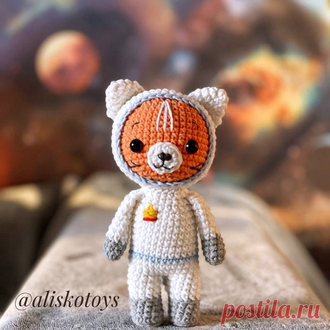 PDF Котик Космонавт крючком. FREE crochet pattern; Аmigurumi animal patterns. Амигуруми схемы и описания на русском. Вязаные игрушки и поделки своими руками #amimore - маленький котик в костюме космонавт, кот, котёнок, кошечка, кошка, котенок.
