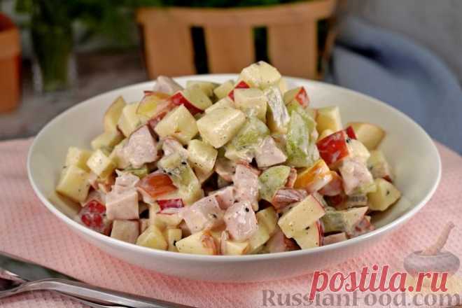 Рецепт: Салат с копчёной курицей, киви, яблоком и курагой на RussianFood.com