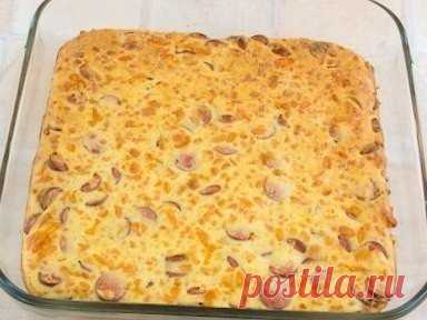 Пирог с сыром и сосисками на завтрак.