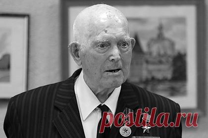 В Белоруссии скончался старейший Герой Советского Союза. Ушел из жизни старшейший ветеран двух войн первой половины XX века Василий Мичурин. Мужчина прошел советско-финскую и Великую Отечественную войну. Во время войны с Финляндией он получил звание Героя СССР за боевой подвиг. Мичурин был пулеметчиком и сумел остановить наступление превосходящих сил.