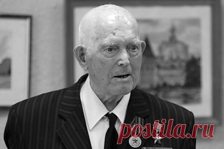 В Белоруссии скончался старейший Герой Советского Союза. Ушел из жизни старшейший ветеран двух войн первой половины XX века Василий Мичурин. Мужчина прошел советско-финскую и Великую Отечественную войну. Во время войны с Финляндией он получил звание Героя СССР за боевой подвиг. Мичурин был пулеметчиком и сумел остановить наступление превосходящих сил.