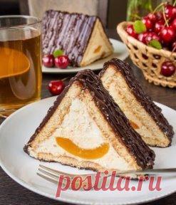 ТОРТ “ШАЛАШ ЛЮБВИ”
Очередной рецепт для тех, кто любит домашние сладости, но терпеть не может возню с тестом и стояние у плиты. Это торт без выпечки — многим он знаком еще с детства. Довольно просто и очень вкусно.
Ингредиенты:
печенье — 15 шт.
сливочное масло — 200 г
сахар — 1 стакан
творог — 200 г
какао — 2 ст.л.
молоко — 1/2 ст.
консервированные персики
Способ приготовления:
Творог взбиваем с 100 г масла и половиной стакана сахара.
Оставшееся масло растираем с какао и друг