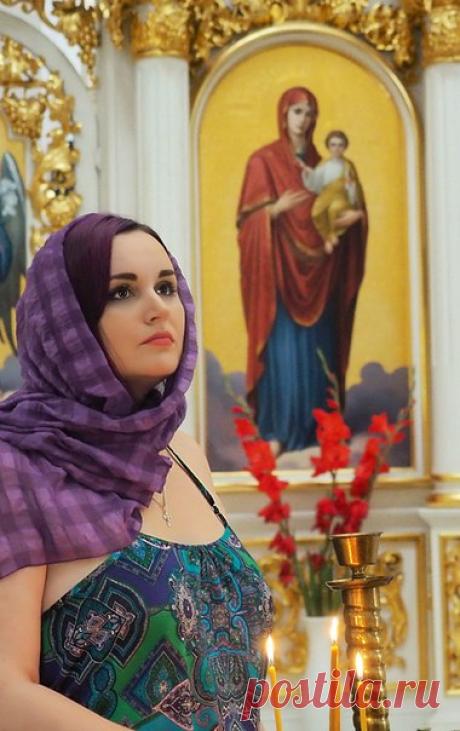 Храни, Господь, людей родных, 
Звоним которым очень часто, 
И от души желаем счастья, 
И тихо молимся за них… 

Храни от бед, потерь, утрат, 
От лжи, предательства, злословья… 
Наполни сердце их любовью, 
Она важнее всех наград… 

Храни, Господь, моих детей 
От войн и от заболеваний, 
От горьких разочарований, 
И от влиянья злых людей… 

Храни, Господь, моих врагов 
От помыслов греховных жутких. 
Им дай друзей хороших чутких, 
И также чистую любовь… 

Храни, Господь, ушедш...