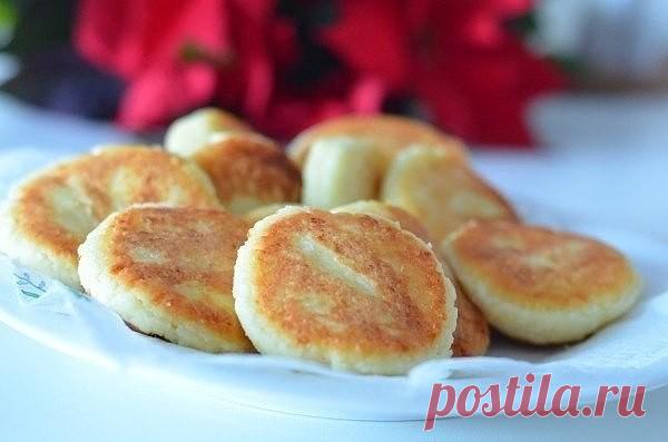 Идеальные сырники
Сколько я искала эти сырники...Все перерыла - нет, все не так. С манкой?, - нет,спасибо. Эксперименты дали хороший результат.
Ингредиенты:
Творог (ТОЛЬКО! 5%) - 600 г.
яйцо небольшое - 1 шт
соль - щепотка, она усилит сладость
сахар - 100-150 г (опционально), сырники люблю сладкими и исключительно по утрам.
мука - 2 ст.л.
Приготовление:
1. Все смешать, перетирать через сито творог не обязательно, итак - божественно. Мокрыми руками скатать шарики.
2. У меня...