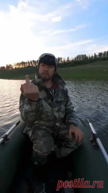 Уже который раз при снятии щуки с крючка, она сама меня ловит на тройник! Это очень больно!