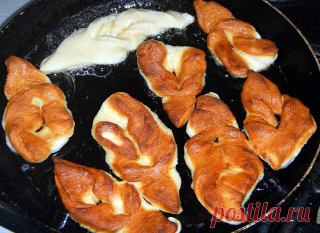 Пышный Хворост из творога🥨Так моя мама делала его мне, а теперь балует 
им своих внуков. Дети от такого хвороста в восторге и уплетают за обе щеки. 
Приготовила на раз-два, очень легко и быстро. Хворост по этому супер рецепту 
получается удивительно вкусный, пышный, воздушный, мягкий и нежный 
 ПpoдoлжeниeЖми cюдa