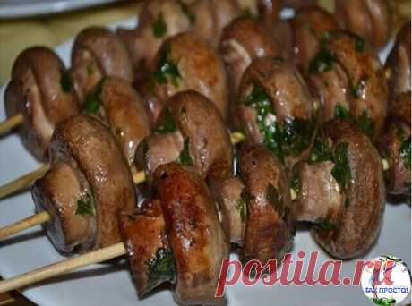 Шашлык из грибов неизменно ароматный, сочный и вкусный.

 Ингредиенты:
Шампиньоны — 600 г
Лимонный сок — 2 ч. л.
Соевый соус — 4 ст. л.
Укроп — 1 пуч.
Паприка — 1 ч. л.
Подсолнечное масло — 4 ст. л.
Соль — по вкусу

Как готовить:
Хорошенько помойте грибы. Расстелите на чистой поверхности полотенце. Переложите на него грибы, чтобы вся лишняя жидкость впиталась.
Поместите грибы в пакет. Туда же добавьте растительное масло и соевый соус, паприку, соль, лимонный сок, а также и...