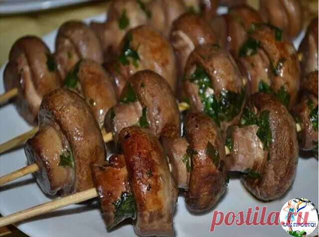 Шашлык из грибов неизменно ароматный, сочный и вкусный.

 Ингредиенты:
Шампиньоны — 600 г
Лимонный сок — 2 ч. л.
Соевый соус — 4 ст. л.
Укроп — 1 пуч.
Паприка — 1 ч. л.
Подсолнечное масло — 4 ст. л.
Соль — по вкусу

Как готовить:
Хорошенько помойте грибы. Расстелите на чистой поверхности полотенце. Переложите на него грибы, чтобы вся лишняя жидкость впиталась.
Поместите грибы в пакет. Туда же добавьте растительное масло и соевый соус, паприку, соль, лимонный сок, а также и...