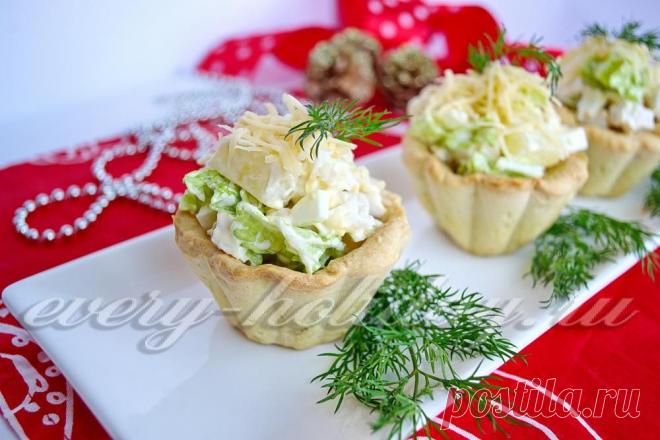 Салат с курицей, ананасами и сыром.