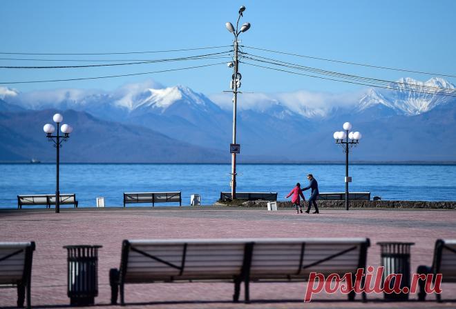 Вид на набережную города Петропавловск-Камчатский.  
Подробнее на ТАСС:  http://tass.ru/spec/kamchatka  |  Осенняя Камчатка - Туризм на Камчатке - Вулканы Камчатки
