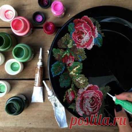Доброе утро! Идея попробовать "вышить" розы на тарелке еще с февраля и вот, наконец решила попробовать,