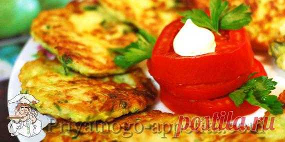 Блинчики из кабачков.  Какой замечательный овощ – кабачок. Из него всегда получаются великолепные и вкусные блюда. И вот одно из них – это блинчики из кабачков. Можно пожарить с солью, и получится горячая закуска, а вот с сахаром будет горячий десерт. А готовить эту вкуснятину, пару пустяков.