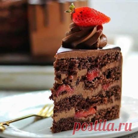 ШОКОЛАДНЫЙ ТОРТ С КЛУБНИКОЙ  
 
Бисквит: 
 
 Мука: 150 г 
 Сахар: 100 г 
 Разрыхлитель: 10 г 
 Какао: 50 г 
 Яйцо: 1 шт 
 Молоко: 110 мл 
 Растительное масло: 50 мл 
 Кипяток: 110 мл 
 
Приготовление: 
 
 Смешать все сухие ингредиенты. Яйцо взбить, добавить масло, взбить немного. Поочередно небольшими порциями добавить молоко и сухую смесь. В конце влить кипяток и тщательно размешать. 
 
 Распределить тесто в два кольца диаметром 16 см. Выпекать при 180 градусах около 30-3...