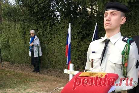 Погиб во Франции уральский мужичок - Я ни разу не видел, чтобы на этих полях кто-то работал, - сказал мне коллега. Мы ехали с военных похорон в Париж. Из безызвестного местечка посреди полей знаменитой провинции Шампань. Земля вокруг -…