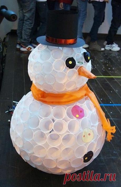 Снеговик из пластиковых стаканчиков