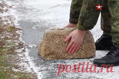 В России разработали следящий за врагами камень. Курсанты Военно-воздушной академии из Воронежа разработали следящий за врагами России камень, пишет «Звезда». Внешне напоминающее булыжник изделие представляет собой гусеничную платформу, оснащенную системой наблюдения. Камень способен перемещаться по чернозему. Время работы в режиме ожидания — до суток.