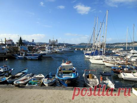 Porto di Pozzuoli, noto per la pesca ed il mercato dei pesci.