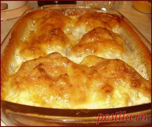 КУРИНЫЕ БЁДРЫШКИ ЗАПЕЧЁННЫЕ ПОД СЫРОМ 
ИНГРЕДИЕНТЫ:
1 кг куриных бедрышек (или окорочков)
150 г сыра (твердого)
7-8 столовых ложек майонеза
2-3 зубчика чеснока
зелень
соль
ПРИГОТОВЛЕНИЕ:
Сыр нарезать пластиками. В каждое бедрышко, под кожу, затолкать пластик сыра. Выложить бедрышки в форму для запекания, посолить. Зелень мелко порубить. Смешать зелень с майонезом. Добавить выдавленный через чеснокодавку чеснок, перемешать. Смазать бедрышки, поставить в духовку. Запекать пр...