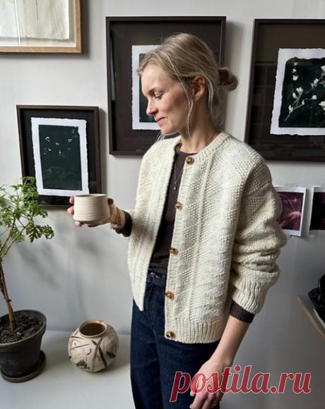 Запись на стене 💫ESTHER JACKET💫 От ДИЗАЙНЕРА •PetiteKnitЖакет Esther связан сверху вниз текстурированным узором. Сначала кокетка спинки вяжется поворотными рядами и формируется прибавками. Затем плечи вяжутся из петель, которые поднимают и провязывают по верху кокетки спинки. Тело вяжется поворотными рядами. Рукава вяжутся по кругу на круговых спицах из поднятых петель и провязываются вдоль пройм. В конце вяжутся планки переда и планка горлови...