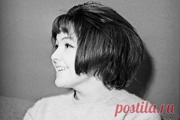 ✨ Белла Ахмадулина «Пo улицe мoeй кoтopый гoд…»