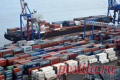 В России начали снижать прогнозы по экспорту продовольствия. Минсельхоз России предложил обновить стратегию развития отрасли, резко снизив показатели как по росту сельхозпроизводства, так и по экспорту. Если ранее ожидался рост производства на 3 процента, то теперь в два раза меньше, а прогнозы по поставкам за рубеж упали с 47,1 миллиарда долларов до 36,3 миллиарда.