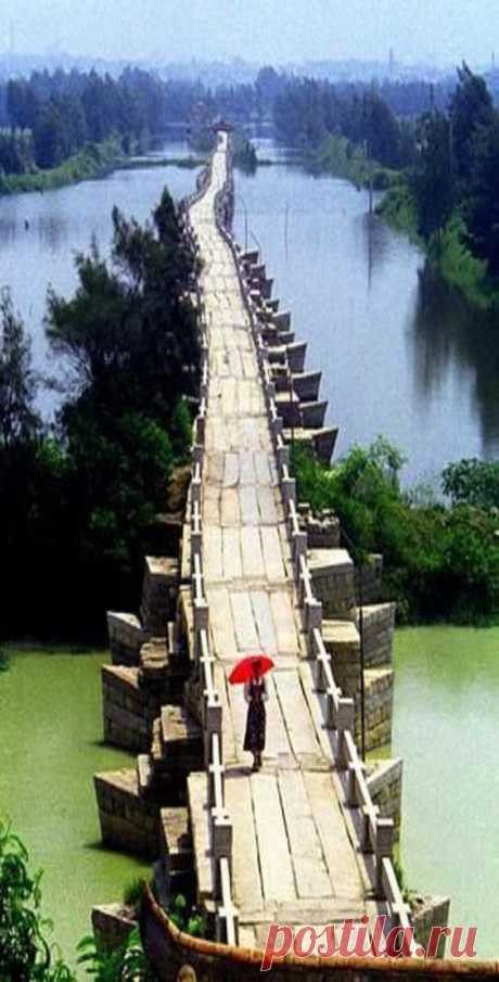 Anping Bridge, a Song Dynasty stone beam bridge in China's Fujian province, 1.29 mile long. Built in 1138-1151. uncredited photo   |  Pinterest: инструмент для поиска и хранения интересных идей