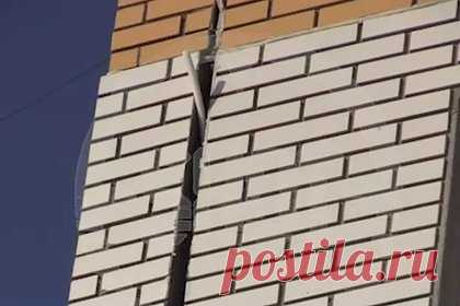 Россияне пожаловались на глубокую растущую трещину в стене жилой многоэтажки. В стене многоэтажного жилого дома в подмосковном Дрожжино растет глубокая трещина шириной более пяти сантиметров, но администрация не видит оснований для признания дома аварийным. Жильцы дома, расположенного в Ленинском районе, рассказали, что по ночам они продолжают слышать треск от расходящейся стены.