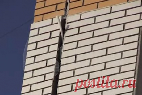 Россияне пожаловались на глубокую растущую трещину в стене жилой многоэтажки. В стене многоэтажного жилого дома в подмосковном Дрожжино растет глубокая трещина шириной более пяти сантиметров, но администрация не видит оснований для признания дома аварийным. Жильцы дома, расположенного в Ленинском районе, рассказали, что по ночам они продолжают слышать треск от расходящейся стены.