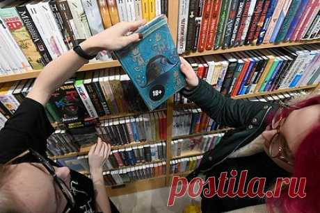 Книги Акунина и Быкова начали снимать с продажи. Писатели поддержали ВСУ и были не против атак на Россию. Издательство АСТ решило приостановит продажу книг в России писателей Бориса Акунина и Дмитрия Быкова (внесен Минюстом в реестр иноагентов). Глава издательства Павел Гришков заявил, что публичные высказывания писателей требуют правовой оценки. Ранее авторы высказались свое отношение к СВО.