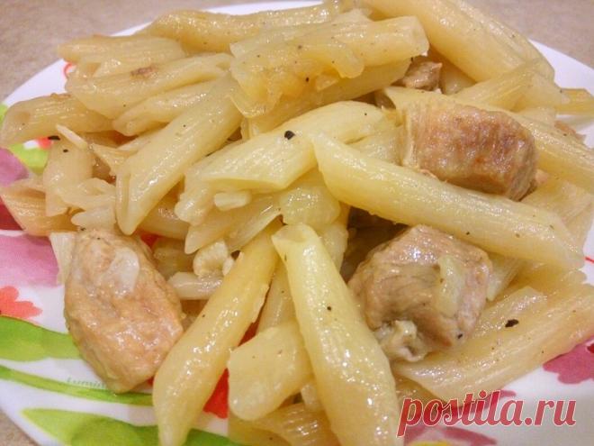 Томленое мясо с макаронами на сковороде — Кулинарная книга - рецепты с фото