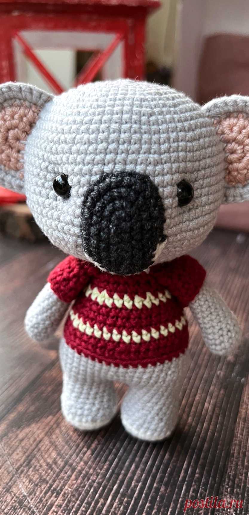 PDF Коала Кевин крючком. FREE crochet pattern; Аmigurumi animal patterns. Амигуруми схемы и описания на русском. Вязаные игрушки и поделки своими руками #amimore - коала, медвежонок коалы, сумчатый медведь, мишка.