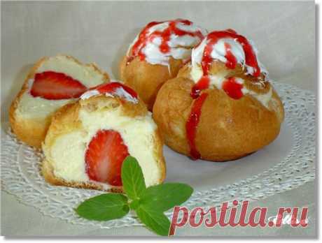 Эклеры с заварным творожным кремом и клубникой.