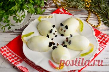 Яйца «Мышки» с копченой курицей Яйца «Мышки» с копченой курицей – идеальный вариант закуски на новогодний или просто праздничный стол.&nbsp;Форма половинки яйца напоминает мышку, остается только дополнить фигурку мелкими деталями – сделать ушки, хвост, нос и глаза. Начинку можно сделать в принципе любую – сырную,...