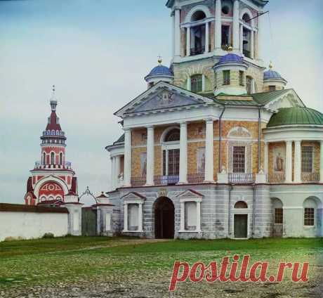 06. Вход в Борисоглебский мужской монастырь.  
|  Торжок. «Наследие С. М. Прокудина-Горского»