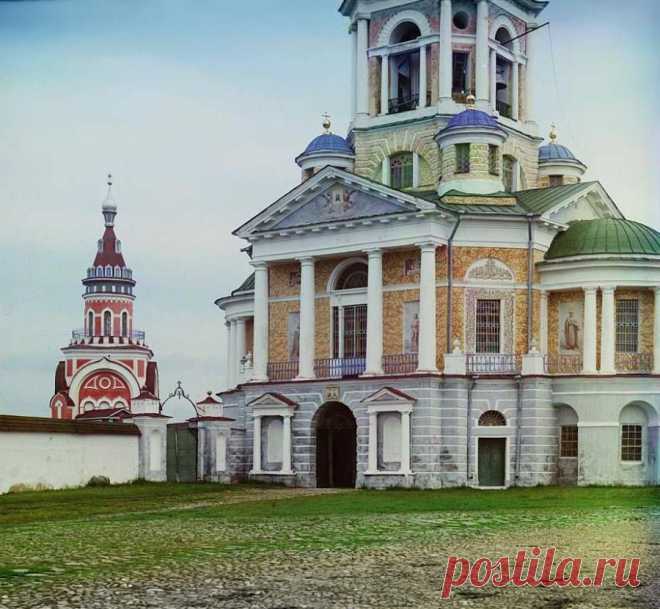 06. Вход в Борисоглебский мужской монастырь.  
|  Торжок. «Наследие С. М. Прокудина-Горского»