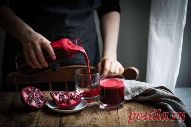 Рубиновый коктейль: мощный антиоксидантный эффект! Детокс-сок из граната и свеклы Гранат, сицилийский апельсин и свёкла в компании красных яблок создадут неповторимый полезный напиток. Гранат относится к списку 