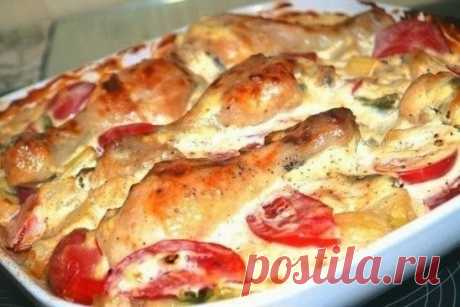 Курица с овощами в сметанном соусе
Ингредиенты:
●куриные голени 5-6 шт.
●кабачок 500 г
●стручковая фасоль 400-500 г
●лук репчатый 2 шт.
●томаты 3 шт.
●чеснок 3 зубчика
●смесь молотых перцев
●сметана 300 г
●майонез 1 ст. ложка
Приготовление:
1. Куриные голени слегка обжарить на растительном масле (до полуготовности), вытащить их и отставить в сторону.
2. В этой сковороде обжариваем стручковую фасоль и репчатый лук около 10 минут, потом добавляем порезанный на кубики кабачок.
3. В глубокой миск