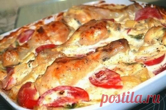 Курица с овощами в сметанном соусе
Ингредиенты:
●куриные голени 5-6 шт.
●кабачок 500 г
●стручковая фасоль 400-500 г
●лук репчатый 2 шт.
●томаты 3 шт.
●чеснок 3 зубчика
●смесь молотых перцев
●сметана 300 г
●майонез 1 ст. ложка
Приготовление:
1. Куриные голени слегка обжарить на растительном масле (до полуготовности), вытащить их и отставить в сторону.
2. В этой сковороде обжариваем стручковую фасоль и репчатый лук около 10 минут, потом добавляем порезанный на кубики кабачок.
3. В глубокой миск