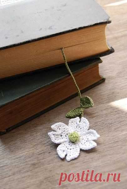 Простые вязаные закладки для любителей читать бумажные книги