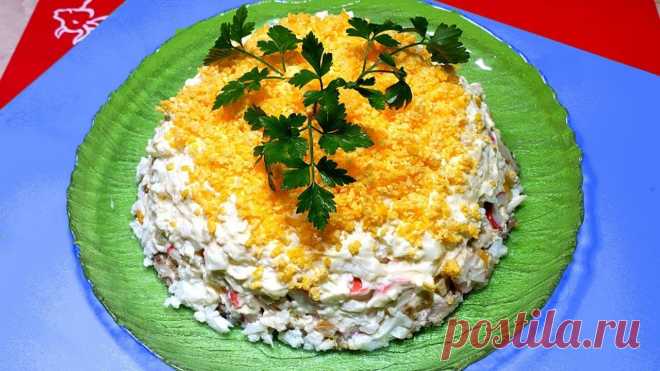 Салат с консервированной рыбой и плавленым сырком. Для приготовления вам потребуются такие ингредиенты: — любая консервированная рыба, 1 банка; — крабовые палочки, 6 шт; — кукуруза консервированная, половина банки; — …